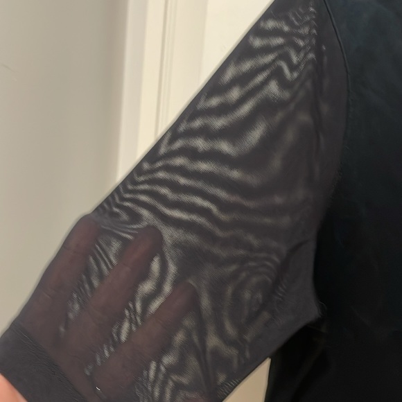 Sheer sleeves and v neck nike pleated back size small - Picture 3 of 7